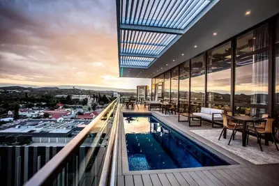 Image de Explore Stunning Views In Namibia: Rooftop Pool, Free Parking! Near to Zoo Park!