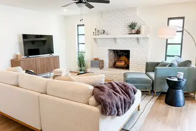 Image de A charming canal front home. . . close to the beach, and perfect for boat lovers!