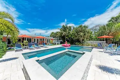 Image de Fancy Flamingo: Canal Front, Dock, Heated Pool & Spa by Anna Maria Life Vacation Rentals