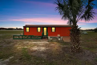 Image de Budget-Friendly Base - Cozy - Spacious Land