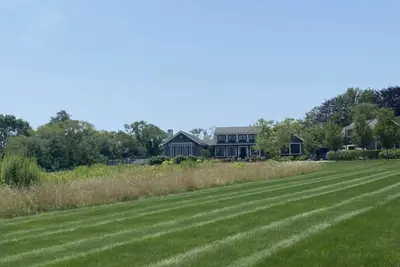 Image de Modern farmhouse w/ Pizza Oven & Pool. Close to 3rd beach Newport & Sweet Berry