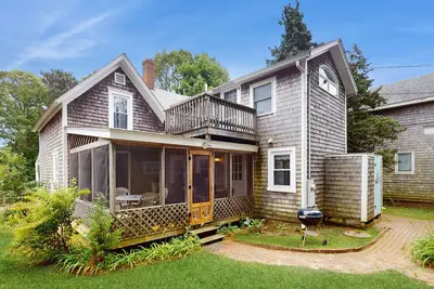 Image de Inviting, two-story home with a large yard, sunroom, balcony, & washer/dryer