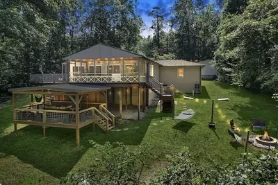 Image de Scenic waterfront & lake view home w\/ Large hot tub!