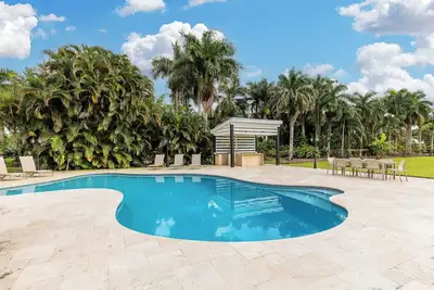 Image de Majestic Home 7 Bedroom w\/ Heated Pool, Massive Yard & Driveway