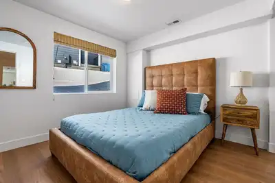 Image de Come enjoy a centrally located escape at Bear Lake. Hot Tub and Game Room!