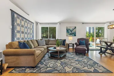 Image de Spacious one level home with a firepit, hot tub and games