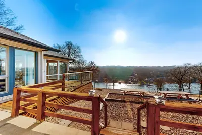 Image de Lakefront paradise with amazing views, private dock, washer/dryer, & central Ac