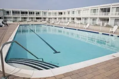 Image de Seasonal Rental. Hear the waves-beach front 1. 5 bdrm, access to pool/fitness/bay