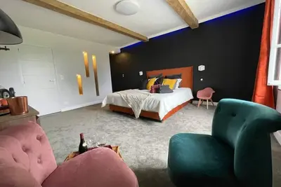 Image de Entre velours et délicatesse. . . , Chambre d'hôte avec lit king size