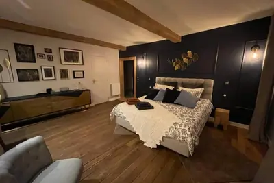 Image de Entre ruines et château. . . , Chambre d'hôte avec lit king size