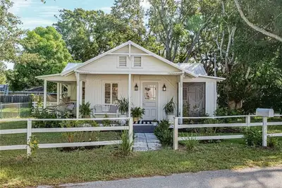 Vintage Beach Cottage with Cozy Vibes and cute Separate Casita. Pet Friendly!