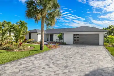 Image de Nestled along a pristine canal with long range views, this meticulously crafted residence defines coastal luxury at its finest. New!