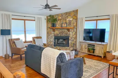 Image de Cute 3-3 cabin with fire pit, games & resort access