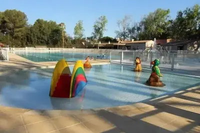 Image de Joli appartement climatisé dans domaine avec piscine