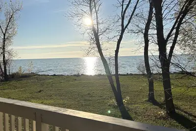 Image de Water's Edge cedar cabin on 1 acre lakefront: a perfect retreat winter or summer