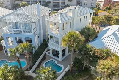 Image de The Hummingbird - Lakefront Vacation Home with Private Pool & Water Views