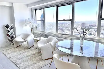Image de Stylish luxury 2 bedroom. Easy Path train to Nyc
