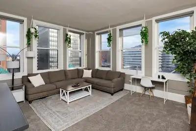 Image de Downtown Dream 2br w/ City Views 2 blocks to Court