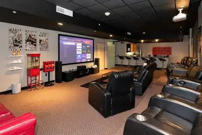 Image de 2 units in 1! Silver Screen Getaway - Downtown Dsm