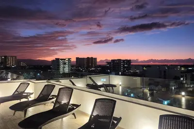 Image de New centrally condo with amazing views and great Location! !