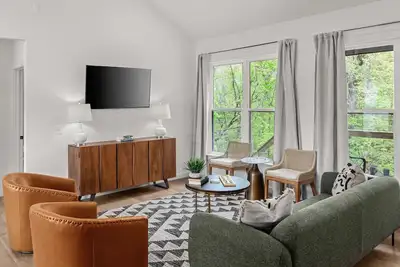 Image de Upscale Retreat: Contemporary Coziness Featuring a Spacious King Bed