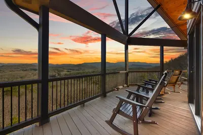Image de Panoramic Mountain views! mins to town w/ Hot tub, Fire place & Game Room
