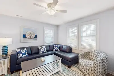 Image de Dog-friendly townhouse near the beach with outdoor pool, decks, washer/dryer, Ac
