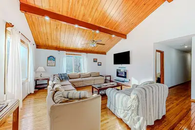 Image de Family-built Oak Bluffs property in a wonderful location