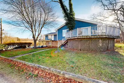 Image de Family-built Oak Bluffs property in a great location with kitchens & hot tub