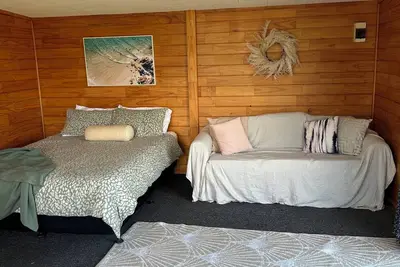 Image de Central studio walking distance to beach, shops and cafes.