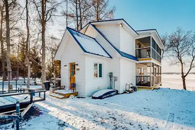 Image de Dog-friendly cabin with amazing lakefront views, fireplace, Bbq, & W/D