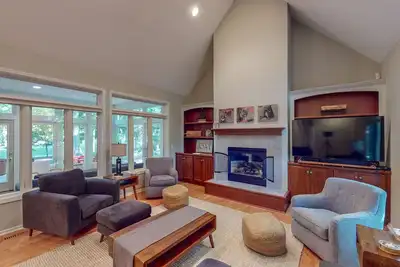 Image de Luxury home with forest views, fireplace, deck, streaming, & washer/dryer
