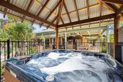 Image de Dandjoo - hot tub, fire pit, outdoor entertainment