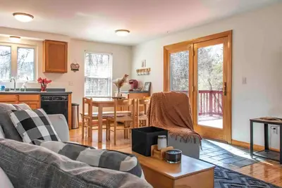 Image de Classy/Cozy/Comfy w/ private pool - 15 minutes to Newport