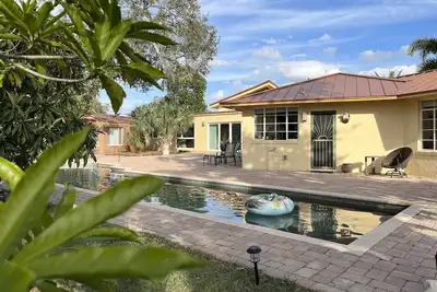 Image de Unique & Spacious Downtown home w/Heated Pool! Minutes to St Armands & Marina