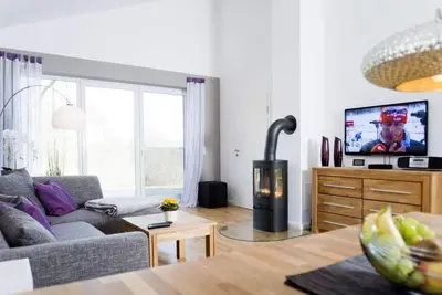Image de Modernes 6-personen Ferienhaus mit Strandkorb, Kamin und Sauna in Strandnähe