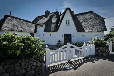 Image de Semi-detached house in Raanwai with thatched roof and view of the mudflats: