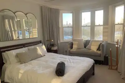 Image de Chic & Sophisticated Art Deco Apartment. Amazing Sydney Harbour Views. Balcony.