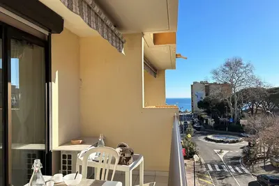 Image de Appartement climatisé, 4 couchages, centre-ville du Lavandou, proche plage, parking inclus