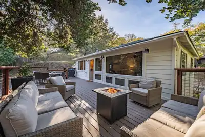Image de Modern Downtown Cottage Nestled Among the Trees