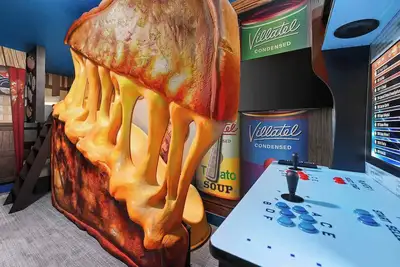 Image de Fred's Funhouse | Pvt pool, patio games, themed Br - near I-Drive entertainment