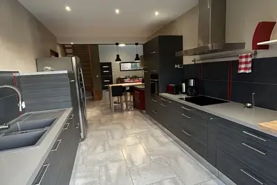 Image de Maison avec Piscine et Jacuzzi, à 10min du centre ville à pieds. Parking Privé