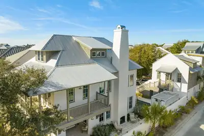 Image de Luxury retreat with carriage house, private pool, bikes & minutes from the beach