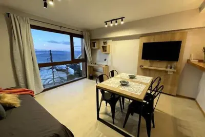 Image de Modern apartment overlooking the lake.