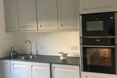 Image de Entire Terraced two story redbrick house with parking in secluded cul de sac