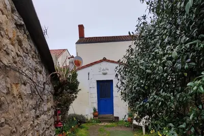 Image de Maison ancienne avec 1 chambre et son petit jardin, plein centre d'Angles