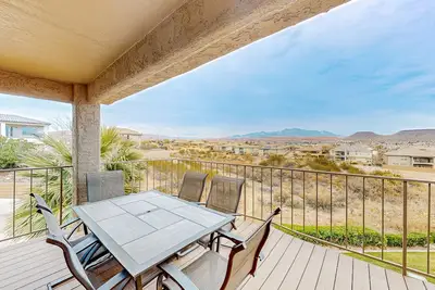 Image de Mountain-view look out to Snow Canyon, with pools, hot tub and sports courts