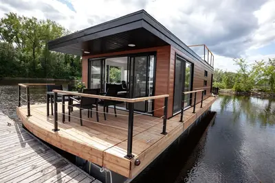 Image de Yacht Club de Trois-Rivières 1 - Maison flottante