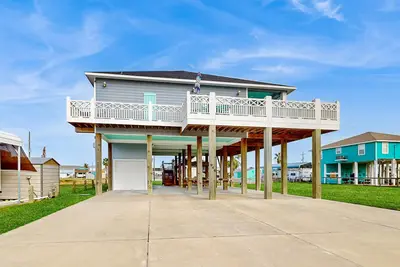 Image de Farmhouse-style beach stay with wrap-around deck & water views - dog-friendly