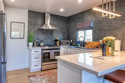Image de Modern Living Steps From Downtown